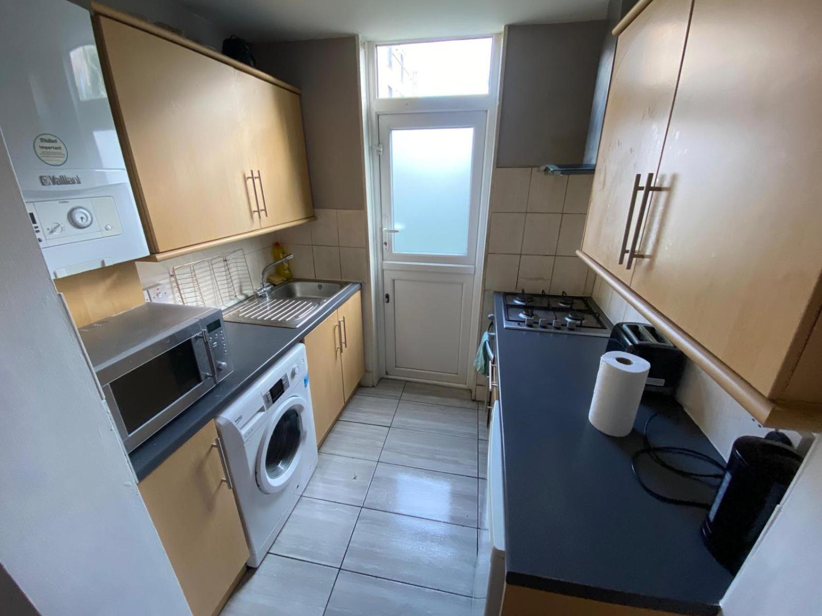 2 Bedroom Apartment, Fortescue Road London Exterior photo